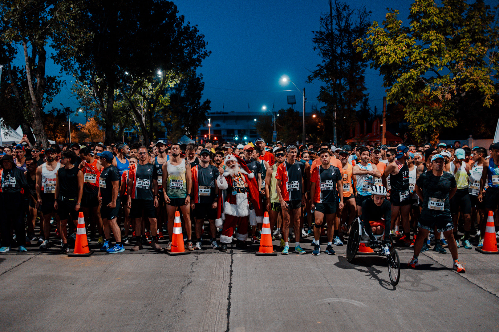 Corredores en la largada nocturna
